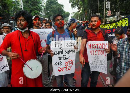 Divers syndicats étudiants sont descendus dans la rue pour célébrer et féliciter les agriculteurs pour la rétractation des lois agricoles contre lesquelles ils protestent depuis près d'un an , à Kolkata , en Inde , Le 19 novembre 2021. Celebration et Félicitations ont éclaté alors que le PM indien Narendra Modi a décidé de repousser les trois lois agricoles vendredi , contre lesquelles les agriculteurs de tout le pays protestent depuis près d'un an . (Photo par Debarchan Chatterjee/NurPhoto) Banque D'Images