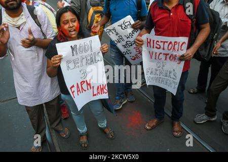 Divers syndicats étudiants sont descendus dans la rue pour célébrer et féliciter les agriculteurs pour la rétractation des lois agricoles contre lesquelles ils protestent depuis près d'un an , à Kolkata , en Inde , Le 19 novembre 2021. Celebration et Félicitations ont éclaté alors que le PM indien Narendra Modi a décidé de repousser les trois lois agricoles vendredi , contre lesquelles les agriculteurs de tout le pays protestent depuis près d'un an . (Photo par Debarchan Chatterjee/NurPhoto) Banque D'Images