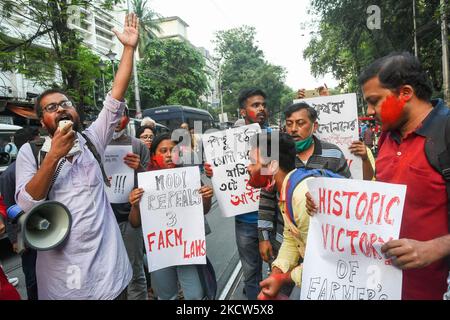 Divers syndicats étudiants sont descendus dans la rue pour célébrer et féliciter les agriculteurs pour la rétractation des lois agricoles contre lesquelles ils protestent depuis près d'un an , à Kolkata , en Inde , Le 19 novembre 2021. Celebration et Félicitations ont éclaté alors que le PM indien Narendra Modi a décidé de repousser les trois lois agricoles vendredi , contre lesquelles les agriculteurs de tout le pays protestent depuis près d'un an . (Photo par Debarchan Chatterjee/NurPhoto) Banque D'Images