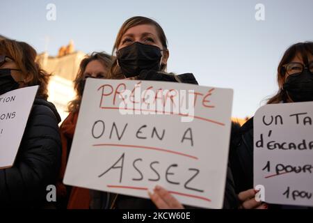 Une femme porte un écriteau indiquant « Precarity, We're laed up ». Des éducateurs en grève se sont rassemblés à Toulouse près de la Préfecture comme d'autres villes en France contre le manque de moyens, la croissance des élèves à prendre soin par les éducateurs, les conditions de travail, et pour une augmentation des salaires et plus de personnes à prendre soin des enfants avec un handicap ou de graves difficultés. Ils ont fait une mort-dans et ont demandé une rencontre avec le Prépet. Ils dénoncent également la précarité de leur travail et les mauvaises conditions de travail. Ils sont censés prendre soin de 18 enfants cette année au lieu de 14 l'année dernière. Toulouse. France. 1 novembre Banque D'Images