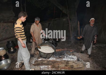 Kashmiri wazas (cuisiniers experts) prépare du riz pour un wazwan (banquet) sur les feux de bois pour un mariage musulman à Pahalgam, Cachemire, Inde. (Photo de Creative Touch Imaging Ltd./NurPhoto) Banque D'Images