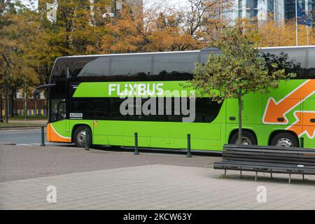 Un bus vert de FlixBus avec l'inscription et le logo de la marque sur le côté du véhicule, vu dans les rues de Bruxelles près de la Gare du Nord, Gare du Nord - gare ferroviaire et hub pour les bus. La société Flixbus est une marque allemande qui propose un service d'autobus interurbain en Europe et aux États-Unis, propriété de FlixMobility GmbH. Société Bruxelles, Belgique sur 19 novembre 2021 (photo de Nicolas Economou/NurPhoto) Banque D'Images