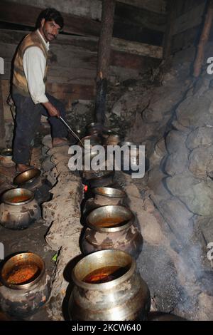 Un waza de Kashmiri (cuisinier expert) prépare un wazwan (banquet) de 54 plats de viande sur feu de bois dans une cuisine improvisée pour un mariage musulman à Pahalgam, Cachemire, Inde. (Photo de Creative Touch Imaging Ltd./NurPhoto) Banque D'Images