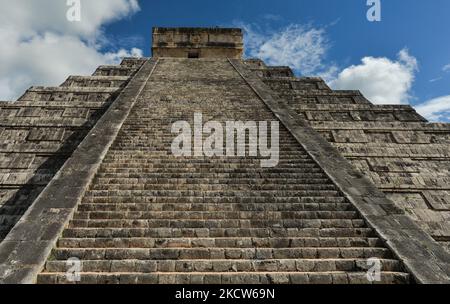 Escalier du Temple de Kukulcán (El Castillo) à l'intérieur du site archéologique de Chichen Itza. Mercredi, 17 novembre 2021, à Chichen Itza, Yucatan, Mexique. (Photo par Artur Widak/NurPhoto) Banque D'Images