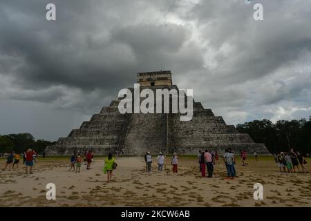 Vue générale du Temple de Kukulcán (El Castillo) à l'intérieur du site archéologique de Chichen Itza. Mercredi, 17 novembre 2021, à Chichen Itza, Yucatan, Mexique. (Photo par Artur Widak/NurPhoto) Banque D'Images