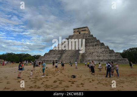 Vue générale du Temple de Kukulcán (El Castillo) à l'intérieur du site archéologique de Chichen Itza. Mercredi, 17 novembre 2021, à Chichen Itza, Yucatan, Mexique. (Photo par Artur Widak/NurPhoto) Banque D'Images