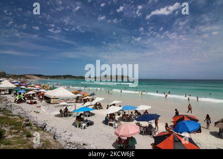 Les gens apprécient une journée ensoleillée à Praia do forte, à Cabo Frio, une ville touristique de l'État de Rio de Janeiro, sur 18 novembre 2021. (Photo de Luiz Souza/NurPhoto) Banque D'Images