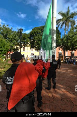 Les membres de la police municipale (Policía Municipal de Valladolid) replient le drapeau national du Mexique après la brève cérémonie d'El Día de la Revolucion (jour de la Révolution), fête nationale commémorant le début de la Révolution mexicaine sur 20 novembre 1910. Les célébrations officielles de la Révolution ont été annulées en raison de la pandémie de Covid-19. La ville de Valladolid a été le site de la « première étincelle de la Révolution mexicaine », également connue sous le nom de Plan Dzelkoop, un soulèvement qui a commencé sur 4 juin 1910, par Maximiliano R. Bonilla et d'autres dirigeants du Centre électoral indépendant et de l'anti Banque D'Images