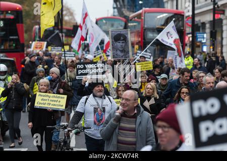 LONDRES, ROYAUME-UNI - 20 NOVEMBRE 2021 : les manifestants défilent dans le centre de Londres pour protester contre les mesures Covid-19, notamment les passeports vaccinaux, les mandats et les inoculations pour enfants à 20 novembre 2021, à Londres, en Angleterre. La manifestation a lieu alors que l'Autriche impose d'importantes restrictions de verrouillage la semaine prochaine pour contenir l'augmentation des infections et est le premier pays à rendre la vaccination Covid-19 obligatoire à partir de février prochain. (Photo de Wiktor Szymanowicz/NurPhoto) Banque D'Images