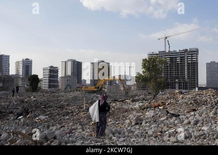 Ruines de maisons de destruction, quartier de Fikirtepe à istanbul le 20 novembre 2021. La transformation urbaine qui a commencé à Fikirtepe dans le district de Kadköy en 2010 n'a pas pu être achevée par les entreprises intervenantes. La transformation urbaine inachevée de Fikirtepe sera achevée par le Ministère de l'environnement et de l'urbanisation jusqu'en 2024. (Photo par Resul Kaboglu/NurPhoto) Banque D'Images