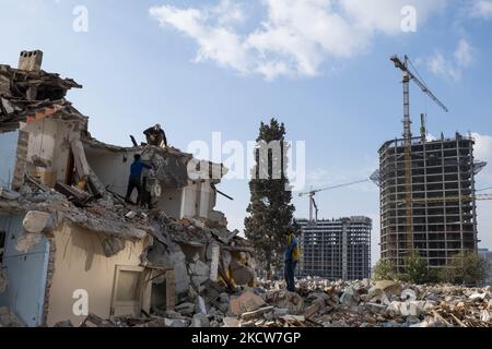 Ruines de maisons de destruction, quartier de Fikirtepe à istanbul le 20 novembre 2021. La transformation urbaine qui a commencé à Fikirtepe dans le district de Kadköy en 2010 n'a pas pu être achevée par les entreprises intervenantes. La transformation urbaine inachevée de Fikirtepe sera achevée par le Ministère de l'environnement et de l'urbanisation jusqu'en 2024. (Photo par Resul Kaboglu/NurPhoto) Banque D'Images