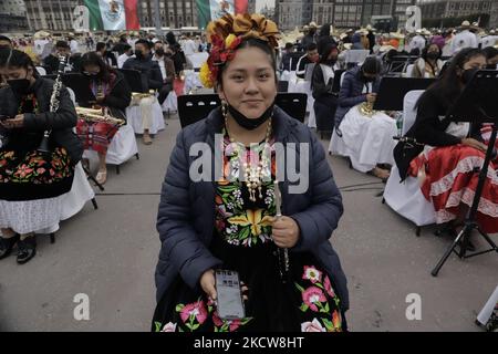 Les membres de l'armée mexicaine en costume se préparer à la cérémonie et au défilé civil militaire pour marquer le 111th anniversaire de la Révolution mexicaine, un événement qui s'est tenu à Mexico dans Zócalo pendant l'urgence sanitaire COVID-19 et le feu vert de circulation épidémiologique dans la capitale. (Photo de Gerardo Vieyra/NurPhoto) Banque D'Images