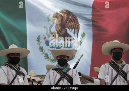 Les membres de l'armée mexicaine en costume se préparer à la cérémonie et au défilé civil militaire pour marquer le 111th anniversaire de la Révolution mexicaine, un événement qui s'est tenu à Mexico dans Zócalo pendant l'urgence sanitaire COVID-19 et le feu vert de circulation épidémiologique dans la capitale. (Photo de Gerardo Vieyra/NurPhoto) Banque D'Images