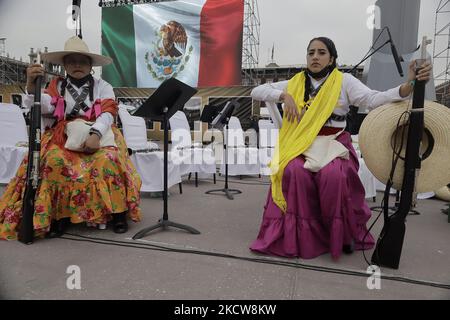 Les membres de l'armée mexicaine en costume se préparer à la cérémonie et au défilé civil militaire pour marquer le 111th anniversaire de la Révolution mexicaine, un événement qui s'est tenu à Mexico dans Zócalo pendant l'urgence sanitaire COVID-19 et le feu vert de circulation épidémiologique dans la capitale. (Photo de Gerardo Vieyra/NurPhoto) Banque D'Images