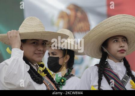 Les membres de l'armée mexicaine en costume se préparer à la cérémonie et au défilé civil militaire pour marquer le 111th anniversaire de la Révolution mexicaine, un événement qui s'est tenu à Mexico dans Zócalo pendant l'urgence sanitaire COVID-19 et le feu vert de circulation épidémiologique dans la capitale. (Photo de Gerardo Vieyra/NurPhoto) Banque D'Images