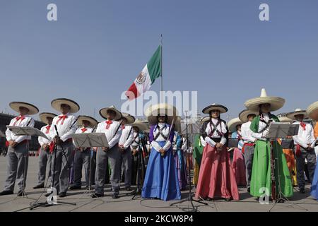 Des membres de l'armée mexicaine en costume pendant le défilé civil militaire à l'occasion du 111th anniversaire de la Révolution mexicaine, un événement qui s'est tenu dans la ville de Mexico Zócalo en réponse à l'urgence sanitaire COVID-19 et le feu vert de circulation épidémiologique dans la capitale. (Photo de Gerardo Vieyra/NurPhoto) Banque D'Images