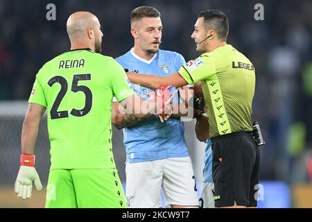 Pepe Reina de SS Lazio et Sergej Milinkovic-Savic de SS Lazio disputent avec l'arbitre pendant la Serie Un match entre SS Lazio et FC Juventus 1919 au Stadio Olimpico, Rome, Italie, le 20 novembre 2021. (Photo de Giuseppe Maffia/NurPhoto) Banque D'Images