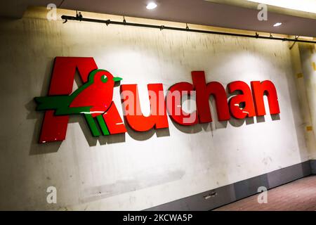 Le logo Auchan est visible près du supermarché du centre commercial de Cracovie, en Pologne, sur 20 novembre 2021. (Photo de Jakub Porzycki/NurPhoto) Banque D'Images