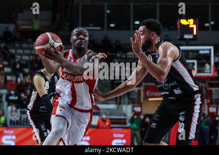 Jalen Jones #22 de Pallacanestro Varese OpenJobMetis en action pendant le basket italien LBA Lega basket Un match de saison régulière 2021/22 entre OpenJobMetis Varese et Bertram Derthona basket Tortona à Enerxenia Arena, Varèse, Italie sur 20 novembre 2021 (photo de Fabrizio Carabelli/LiveMedia/NurPhoto) Banque D'Images