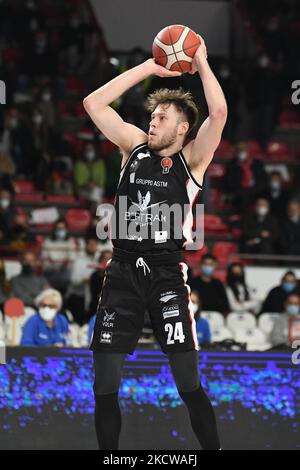 24 MIKE DAUM Bertram Derthona Tortona lors du championnat de LBA Italie entre Openjobmestis Varèse et Bertram Derthona Tortona, à Varèse, en Italie, sur 20 novembre 2021. (Photo de Fabio Averna/NurPhoto) Banque D'Images