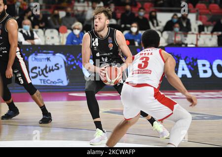 24 MIKE DAUM Bertram Derthona Tortona lors du championnat de LBA Italie entre Openjobmestis Varèse et Bertram Derthona Tortona, à Varèse, en Italie, sur 20 novembre 2021. (Photo de Fabio Averna/NurPhoto) Banque D'Images