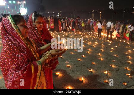 Festival dev Deepawali, le dévot hindou éclairage des lampes à huile le festival Dev Deepawali (litterally le Diwali des dieux) est célébré sur la pleine lune du mois hindou de Kartika (novembre - décembre), à Kolkata, en Inde, sur 19 novembre 2021. (Photo de Debajyoti Chakraborty/NurPhoto) Banque D'Images