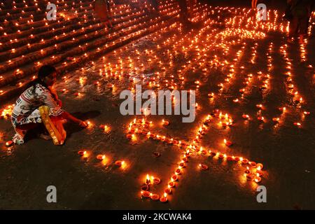 Festival dev Deepawali, le dévot hindou éclairage des lampes à huile le festival Dev Deepawali (litterally le Diwali des dieux) est célébré sur la pleine lune du mois hindou de Kartika (novembre - décembre), à Kolkata, en Inde, sur 19 novembre 2021. (Photo de Debajyoti Chakraborty/NurPhoto) Banque D'Images