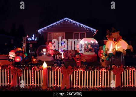 Une abondance de décorations de Noël devant une maison à Toronto, Ontario, Canada, on 24 décembre 2009. (Photo de Creative Touch Imaging Ltd./NurPhoto) Banque D'Images