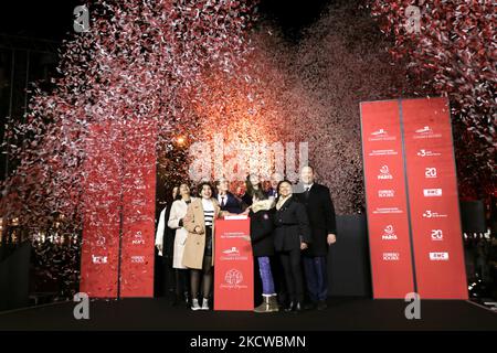 Olivia Polsky, Maire adjoint de Paris en charge du commerce, de l'artisanat, des professions libérales et de l'art et de la mode, Maire de Paris et candidat du Parti socialiste français (PS) à l'élection présidentielle d'avril 2022 Anne Hidalgo, Présidente de la Commission des champs-Elysées Marc-Antoine Jamet, Maire de Paris 8th quartier Jeanne d'Hauteserre et la chanteuse française Clara Luciani réagissent à l'inauguration des lumières de Noël de l'avenue des champs-Elysées à Paris sur 21 novembre 2021. (Photo de Michel Stoupak/NurPhoto) Banque D'Images