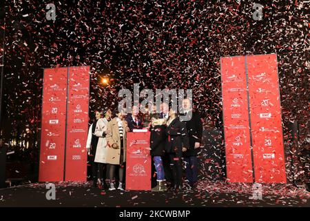 Olivia Polsky, Maire adjoint de Paris en charge du commerce, de l'artisanat, des professions libérales et de l'art et de la mode, Maire de Paris et candidat du Parti socialiste français (PS) à l'élection présidentielle d'avril 2022 Anne Hidalgo, Présidente de la Commission des champs-Elysées Marc-Antoine Jamet, Maire de Paris 8th quartier Jeanne d'Hauteserre et la chanteuse française Clara Luciani réagissent à l'inauguration des lumières de Noël de l'avenue des champs-Elysées à Paris sur 21 novembre 2021. (Photo de Michel Stoupak/NurPhoto) Banque D'Images