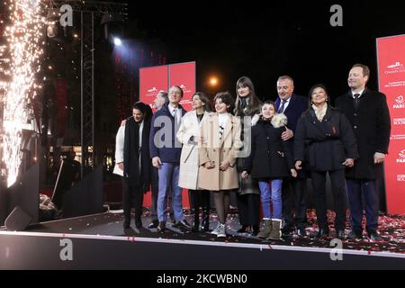 Olivia Polsky, Maire adjoint de Paris en charge du commerce, de l'artisanat, des professions libérales et de l'art et de la mode, Maire de Paris et candidat du Parti socialiste français (PS) à l'élection présidentielle d'avril 2022 Anne Hidalgo, Présidente de la Commission des champs-Elysées Marc-Antoine Jamet, Maire de Paris 8th quartier Jeanne d'Hauteserre et chanteuse française Clara Luciani participent à l'inauguration des lumières de Noël de l'avenue des champs-Elysées à Paris sur 21 novembre 2021. (Photo de Michel Stoupak/NurPhoto) Banque D'Images