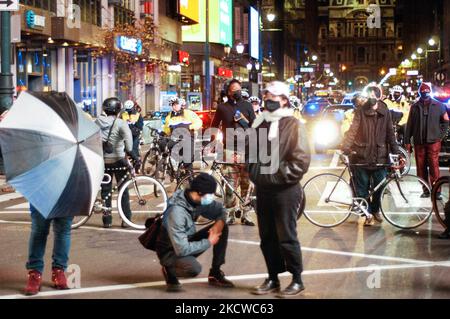 Des manifestants à vélo et la police bloquent la circulation dans Market Street tandis que les manifestants tiennent l'intersection pour permettre aux gens de la communauté de parler du système de justice pénale quelques jours après que Kyle Rittenhouse ait été reconnu non coupable de meurtre pour avoir tiré sur trois personnes avec un fusil de style AR 15 pendant une vie noire Matter Protest à Kenosha, Wisconsin, dans le cadre d'une manifestation de solidarité à Philadelphie, en Pennsylvanie, sur 20 novembre 2021. (Photo par Cory Clark/NurPhoto) Banque D'Images