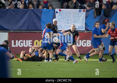 Pauline BOURDON en position d'attaque lors du match international de rugby féminin entre la France et la Nouvelle-Zélande sur 20 novembre 2021 à Castres, France. (Photo de Fabien Palueau/NurPhoto) Banque D'Images