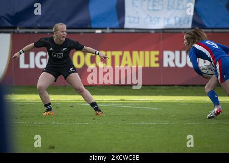 Kendra COCKSEDGE des Fougères noires face à Pauline BOURDON de France pendant le match international de rugby féminin entre la France et la Nouvelle-Zélande sur 20 novembre 2021 à Castres, France. (Photo de Fabien Palueau/NurPhoto) Banque D'Images