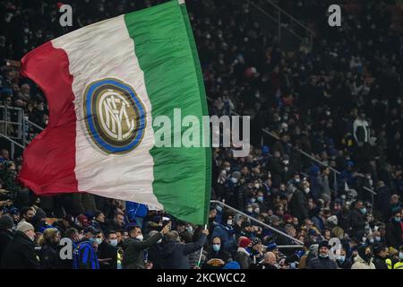 Le drapeau du FC Inter pendant le football italien série A match Inter - FC Internazionale vs SSC Napoli sur 21 novembre 2021 au stade San Siro à Milan, Italie (photo par Luca Rossini/LiveMedia/NurPhoto) Banque D'Images