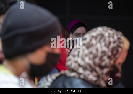 Masoumeh Ataei (C), victime d'une attaque acide, se trouve dans une salle de théâtre après avoir joué dans une pièce au Forum du théâtre dans le centre-ville de Téhéran, à 21 novembre 2021. Masoumeh a perdu sa vue et son visage dans une attaque acide il y a dix ans, et maintenant elle fait de son mieux pour collecter 70 000 GBP pour les frais de chirurgie en Grande-Bretagne pour retrouver sa vue. (Photo de Morteza Nikoubazl/NurPhoto) Banque D'Images