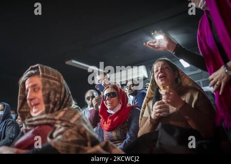 Masoumeh Ataei (C), victime d'une attaque acide, sourit alors qu'elle est assise dans une salle de théâtre après avoir joué dans une pièce au Forum du théâtre dans le centre-ville de Téhéran, à 21 novembre 2021. Masoumeh a perdu sa vue et son visage dans une attaque acide il y a dix ans, et maintenant elle fait de son mieux pour collecter 70 000 GBP pour les frais de chirurgie en Grande-Bretagne pour retrouver sa vue. (Photo de Morteza Nikoubazl/NurPhoto) Banque D'Images