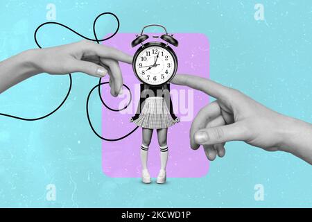 Image composite de collage de deux gros bras noir blanc gamma point doigt toucher mini fille sonnerie horloge au lieu de la tête isolée sur le fond de dessin Banque D'Images