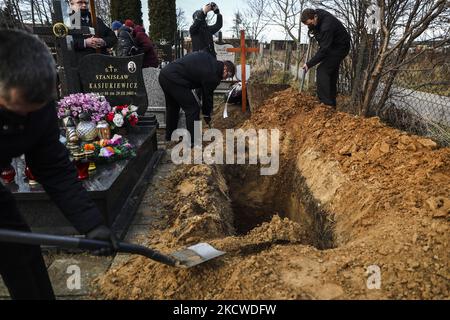 Funérailles d'un homme inconnu, probablement un migrant, qui a été trouvé mort dans une forêt de 19 septembre par la frontière entre la Pologne et le Bélarus. Sokolka, Pologne sur 22 novembre 2021. Un homme a été enterré au cimetière catholique mais un prêtre n'a pas conduit de rites funéraires car il n'y avait aucune preuve de ce qui était la dénomination du défunt, malgré qu'une Sainte Bible a été trouvée par le corps. (Photo de Beata Zawrzel/NurPhoto) Banque D'Images