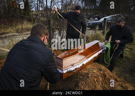 Funérailles d'un homme inconnu, probablement un migrant, qui a été trouvé mort dans une forêt de 19 septembre par la frontière entre la Pologne et le Bélarus. Sokolka, Pologne sur 22 novembre 2021. Un homme a été enterré au cimetière catholique mais un prêtre n'a pas conduit de rites funéraires car il n'y avait aucune preuve de ce qui était la dénomination du défunt, malgré qu'une Sainte Bible a été trouvée par le corps. (Photo de Beata Zawrzel/NurPhoto) Banque D'Images