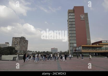 Vue extérieure de l'esplanade du répertoire de l'Université nationale autonome du Mexique (UNAM), après le retour aux cours sur place près de deux ans après la fermeture due à l'urgence sanitaire COVID-19 au Mexique. (Photo de Gerardo Vieyra/NurPhoto) Banque D'Images