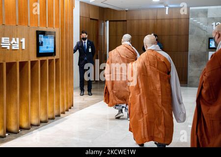 Le moine de Dohu (centre), qui a servi comme maître du temple de Baekdamsa, arrive à la salle funéraire de l'hôpital de départ de l'Université Yonsei avec d'autres moines sur 23 novembre 2021 à Séoul, en Corée du Sud. L'ancien président sud-coréen Chun Doo-hwan, dont l'ex-dictateur militaire est décédé mardi à l'âge de 90 ans, a déclaré son ancien attaché de presse. (Photo de Chris Jung/NurPhoto) Banque D'Images