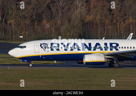 Ryanair Boeing 737-800 comme vu le transport en taxi, le décollage et le vol dans le ciel bleu de l'aéroport Eindhoven EIN. L'avion au départ de B738 a l'enregistrement SP-RKU, appartenant à la compagnie aérienne Buzz, une filiale de Ryanair, le transporteur irlandais à bas prix. Ryanair a récemment annoncé son départ de la liste de la Bourse de Londres au sujet de la conformité au Brexit règles de l'UE après le Brexit. L'industrie mondiale de l'aviation tente de se remettre de l'impact négatif de la pandémie du coronavirus Covid-19. Eindhoven, pays-Bas sur 22 novembre 2021 (photo de Nicolas Economou/NurPhoto) Banque D'Images