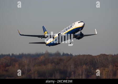 Ryanair Boeing 737-800 comme vu le transport en taxi, le décollage et le vol dans le ciel bleu de l'aéroport Eindhoven EIN. L'avion au départ de B738 a l'enregistrement SP-RKU, appartenant à la compagnie aérienne Buzz, une filiale de Ryanair, le transporteur irlandais à bas prix. Ryanair a récemment annoncé son départ de la liste de la Bourse de Londres au sujet de la conformité au Brexit règles de l'UE après le Brexit. L'industrie mondiale de l'aviation tente de se remettre de l'impact négatif de la pandémie du coronavirus Covid-19. Eindhoven, pays-Bas sur 22 novembre 2021 (photo de Nicolas Economou/NurPhoto) Banque D'Images