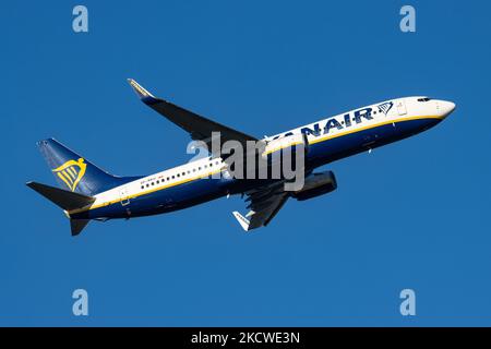Ryanair Boeing 737-800 comme vu le transport en taxi, le décollage et le vol dans le ciel bleu de l'aéroport Eindhoven EIN. L'avion au départ de B738 a l'enregistrement SP-RKU, appartenant à la compagnie aérienne Buzz, une filiale de Ryanair, le transporteur irlandais à bas prix. Ryanair a récemment annoncé son départ de la liste de la Bourse de Londres au sujet de la conformité au Brexit règles de l'UE après le Brexit. L'industrie mondiale de l'aviation tente de se remettre de l'impact négatif de la pandémie du coronavirus Covid-19. Eindhoven, pays-Bas sur 22 novembre 2021 (photo de Nicolas Economou/NurPhoto) Banque D'Images