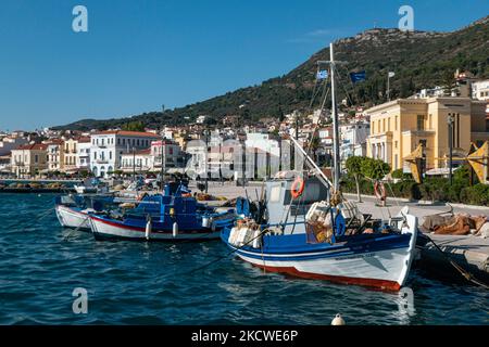 De beaux bateaux de pêche traditionnels en bois amarrés au port de la ville de Samos pendant une journée au soleil et au ciel bleu. La ville de Samos, Katho Vathi est un port naturel, la ville portuaire et la capitale de l'île de Samos et unité régionale connue aussi sous le nom de Vathy, l'ancien nom. Samos ville a été construit au milieu du 18th siècle comme le port de Vathy et a une population de 8100 habitants. Dans les temps anciens, Samos était une cité-État particulièrement riche et puissante, connue pour ses vignobles et sa production de vin, alors que de nos jours l'économie samienne repose sur l'agriculture et l'industrie touristique. Samos est le lieu de naissance de t Banque D'Images