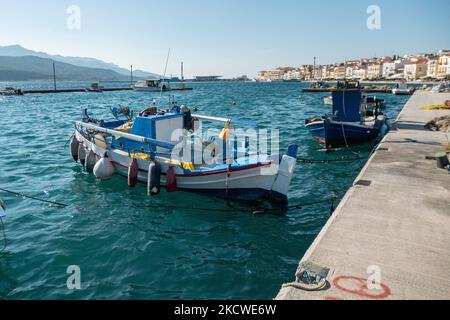 De beaux bateaux de pêche traditionnels en bois amarrés au port de la ville de Samos pendant une journée au soleil et au ciel bleu. La ville de Samos, Katho Vathi est un port naturel, la ville portuaire et la capitale de l'île de Samos et unité régionale connue aussi sous le nom de Vathy, l'ancien nom. Samos ville a été construit au milieu du 18th siècle comme le port de Vathy et a une population de 8100 habitants. Dans les temps anciens, Samos était une cité-État particulièrement riche et puissante, connue pour ses vignobles et sa production de vin, alors que de nos jours l'économie samienne repose sur l'agriculture et l'industrie touristique. Samos est le lieu de naissance de t Banque D'Images