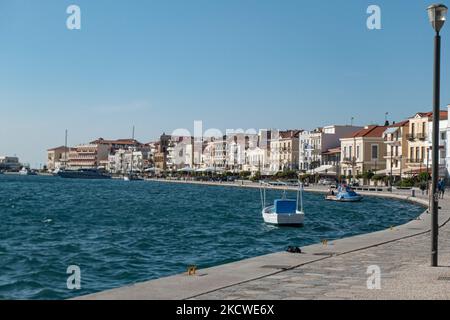 De beaux bateaux de pêche traditionnels en bois amarrés au port de la ville de Samos pendant une journée au soleil et au ciel bleu. La ville de Samos, Katho Vathi est un port naturel, la ville portuaire et la capitale de l'île de Samos et unité régionale connue aussi sous le nom de Vathy, l'ancien nom. Samos ville a été construit au milieu du 18th siècle comme le port de Vathy et a une population de 8100 habitants. Dans les temps anciens, Samos était une cité-État particulièrement riche et puissante, connue pour ses vignobles et sa production de vin, alors que de nos jours l'économie samienne repose sur l'agriculture et l'industrie touristique. Samos est le lieu de naissance de t Banque D'Images