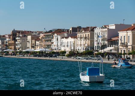 De beaux bateaux de pêche traditionnels en bois amarrés au port de la ville de Samos pendant une journée au soleil et au ciel bleu. La ville de Samos, Katho Vathi est un port naturel, la ville portuaire et la capitale de l'île de Samos et unité régionale connue aussi sous le nom de Vathy, l'ancien nom. Samos ville a été construit au milieu du 18th siècle comme le port de Vathy et a une population de 8100 habitants. Dans les temps anciens, Samos était une cité-État particulièrement riche et puissante, connue pour ses vignobles et sa production de vin, alors que de nos jours l'économie samienne repose sur l'agriculture et l'industrie touristique. Samos est le lieu de naissance de t Banque D'Images