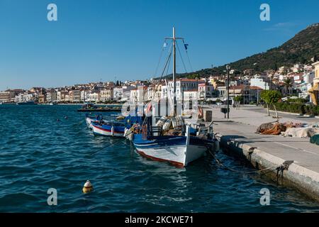 De beaux bateaux de pêche traditionnels en bois amarrés au port de la ville de Samos pendant une journée au soleil et au ciel bleu. La ville de Samos, Katho Vathi est un port naturel, la ville portuaire et la capitale de l'île de Samos et unité régionale connue aussi sous le nom de Vathy, l'ancien nom. Samos ville a été construit au milieu du 18th siècle comme le port de Vathy et a une population de 8100 habitants. Dans les temps anciens, Samos était une cité-État particulièrement riche et puissante, connue pour ses vignobles et sa production de vin, alors que de nos jours l'économie samienne repose sur l'agriculture et l'industrie touristique. Samos est le lieu de naissance de t Banque D'Images